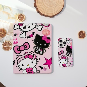 Könnte beinhalten: Ein rosa Tablet-Etui und eine Handyhülle mit einem Halloween-Design mit Hello Kitty-Charakteren, Kürbissen, Fledermäusen und Schleifen. Die Hüllen haben ein sich wiederholendes Muster des ikonischen Charakters und anderer Halloween-Elemente.