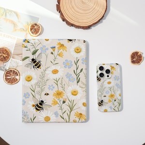 Bee And Daisy Floral Case for iPhone 15/14/13 ProMax,16 Pro,2025 Air 7/6/5 13" 11",iPad 11/10th iPad Pro 12.9“,Mini 6/7 Case With Pen Holder