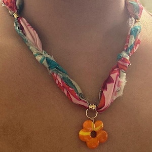Boho Seidenschal Halskette mit Blumen Anhänger – Boho Sari Stoff Choker – Handgemachter Statement Schmuck