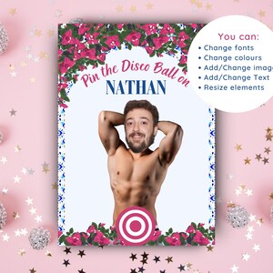 Peut inclure: Une affiche de jeu de société avec le texte "Pin the Disco Ball on NATHAN". L'affiche présente un homme torse nu avec une cible sur le milieu du corps, entouré de fleurs roses et d'une bordure décorative. Le fond est rose avec des étoiles argentées et des boules décoratives.