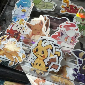 Assortiment de jolis autocollants Pokémon faits main dans un sac invisible - Mimikyu, pikachu, évoli, shuckle, zorua, sylveon, umbreon, vaporeon, flygon et plus