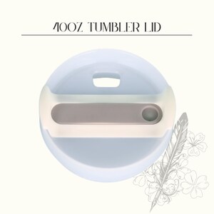 Peut inclure: Couvercle de gobelet bleu clair avec un int&eacute;rieur blanc et gris. Le couvercle a une poign&eacute;e et un trou pour boire. Le texte "40OZ TUMBLER LID" est imprim&eacute; en haut. Un motif d&eacute;coratif de plume et de fleurs est dans le coin inf&eacute;rieur droit.