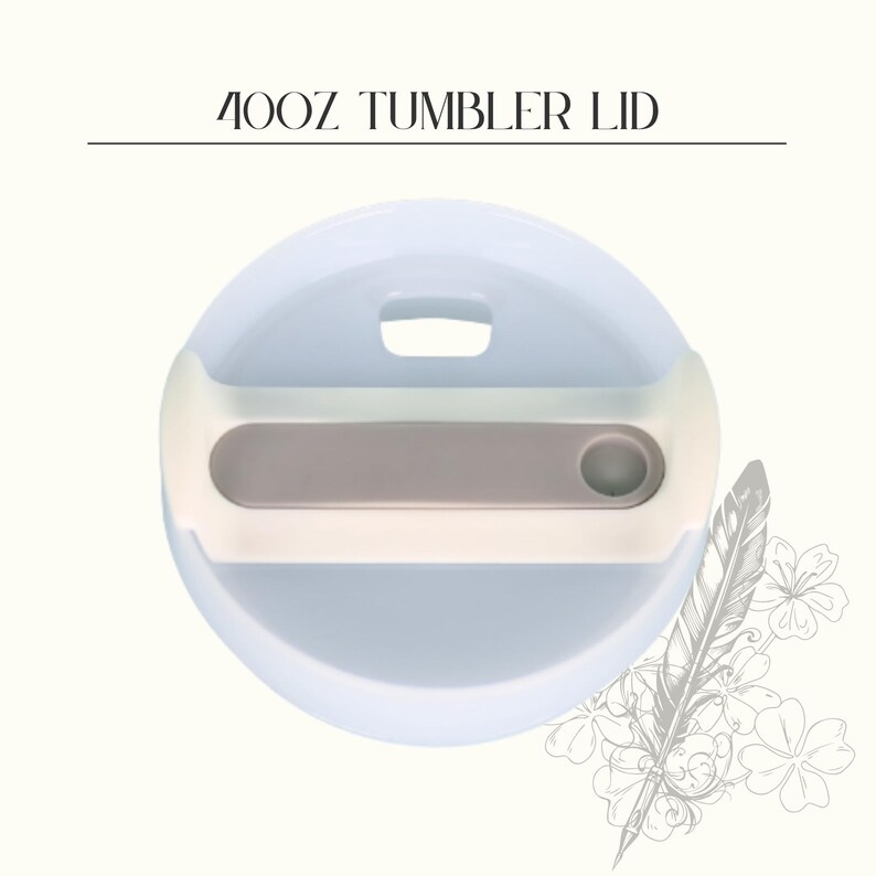 Peut inclure: Couvercle de gobelet bleu clair avec un int&eacute;rieur blanc et gris. Le couvercle a une poign&eacute;e et un trou pour boire. Le texte "40OZ TUMBLER LID" est imprim&eacute; en haut. Un motif d&eacute;coratif de plume et de fleurs est dans le coin inf&eacute;rieur droit.