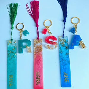 Marcador y llavero de resina personalizado / Llavero con letra personalizada / Regalo hecho a mano para ella / Regalo para amantes de los libros