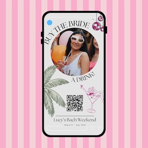 Op de afbeelding: Smartphone-afbeelding tegen een roze en witte gestreepte achtergrond. De telefoon toont een foto van een vrouw met de tekst "BUY THE BRIDE A DRINK!" en "Lucy's Bach Weekend". Bevat een QR-code en een palmboomafbeelding. Thema: vrijgezellenfeest.