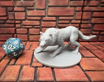 Puede incluir: Figura de lobo gris sobre una base circular gris, en postura de depredador. Un dado de veinte caras con detalles azules y verdes está a la izquierda del lobo. El fondo es una pared de ladrillos.