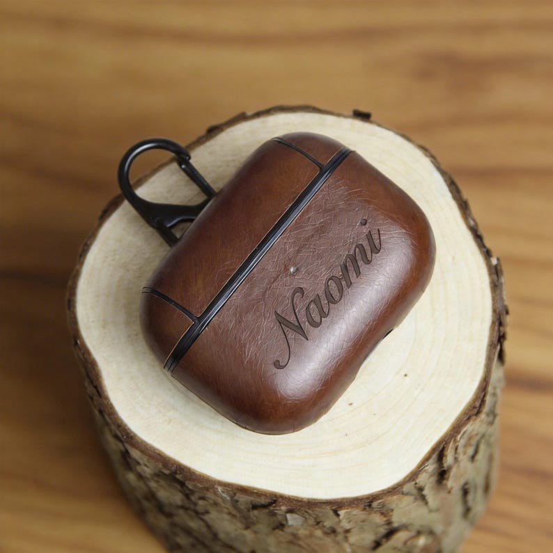 Peut inclure: Une tasse en c&eacute;ramique blanche avec une anse noire et l'inscription "But First, Coffee" en gras noir. La tasse est pos&eacute;e sur un fond flou, sugg&eacute;rant un cadre chaleureux.