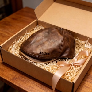 Gepersonaliseerde noodlijdende leren krantenjongenspet – aangepaste naamhoed voor heren