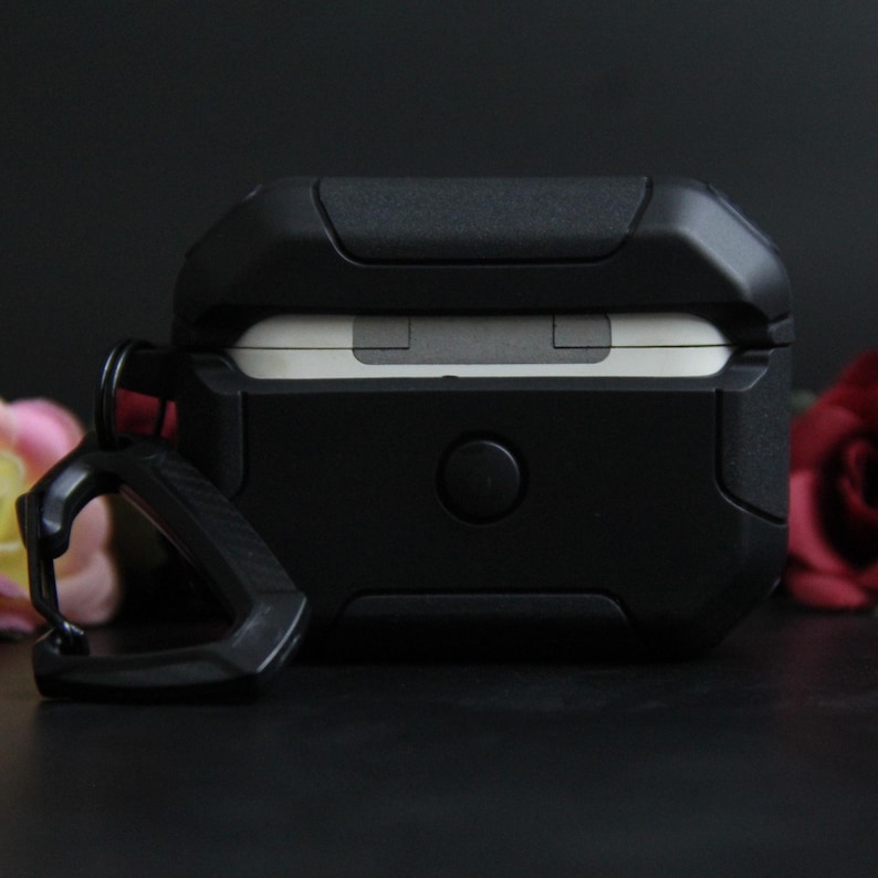 Puede incluir: Funda protectora negra para auriculares inal&aacute;mbricos. La funda tiene un dise&ntilde;o resistente con un mosquet&oacute;n para una f&aacute;cil fijaci&oacute;n. La funda est&aacute; hecha de un material duradero y tiene un bot&oacute;n en la parte delantera.