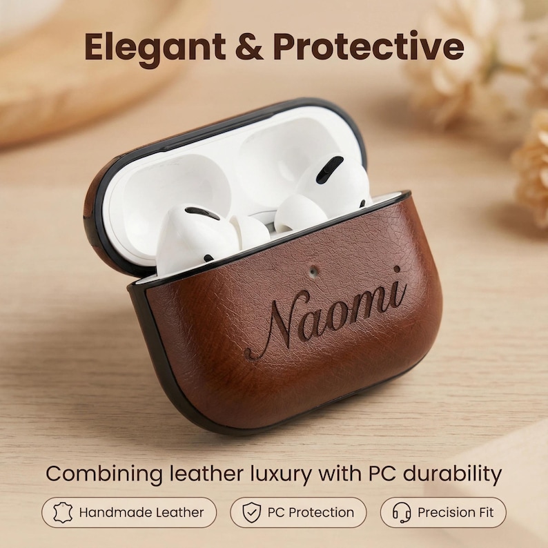 Peut inclure: Un &eacute;tui en cuir marron pour AirPods avec le nom "Naomi" grav&eacute; sur le devant. L'&eacute;tui est ouvert, r&eacute;v&eacute;lant des AirPods blancs &agrave; l'int&eacute;rieur. Le texte "Elegant & Protective" est en haut. L'&eacute;tui combine le luxe du cuir et la durabilit&eacute; du PC.