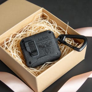 Personligt AirPods-skal med stativ: Mattgrått skyddsfodral med klämma
