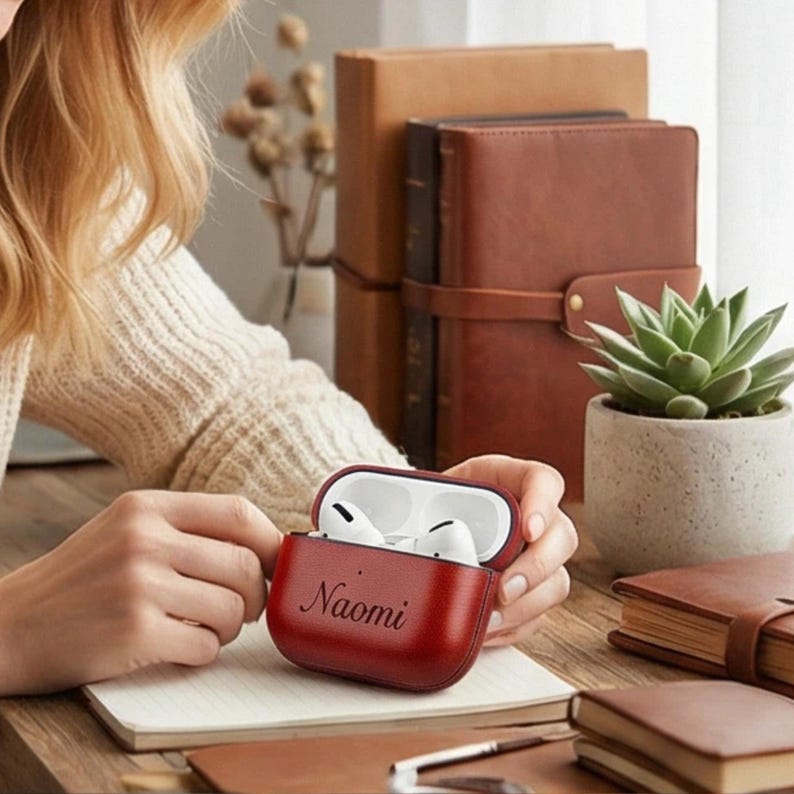 Peut inclure: Une tasse en c&eacute;ramique blanche avec une anse noire et le texte "But First, Coffee" dans un style manuscrit. La tasse est sur une surface blanche. La tasse est probablement pour les boissons chaudes.