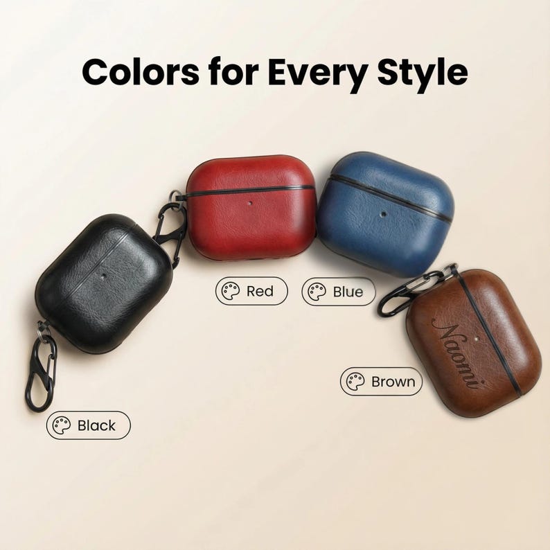 Peut inclure: Quatre &eacute;tuis en cuir pour AirPods, noirs, rouges, bleus et marron, chacun avec un mousqueton. L'&eacute;tui marron est personnalis&eacute; avec le nom "Naomi". Le texte "Colors for Every Style" est en haut.