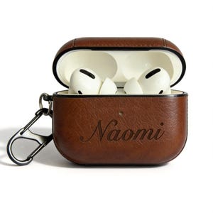 Custodia personalizzata per AirPods in PC+pelle con gancio: monogramma inciso