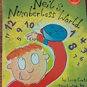 Puede incluir: Portada del libro infantil "Neil's Numberless World" con un niño de dibujos animados sosteniendo un objeto azul. La portada es verde con números dispersos. Escrito por Lucy Coats, ilustrado por Neal Layton. Logotipo de DK Share-a-Story.