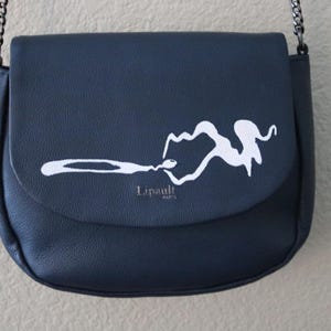 Cartera cruzada azul marino con diseño de fósforos pintado a mano