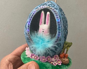 Diorama de huevo de Pascua con conejito y luz que cambia de color