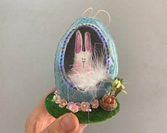 Diorama de huevo de Pascua con conejito y luz que cambia de color