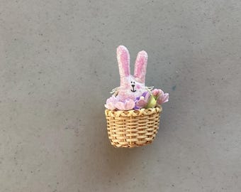 Broche de conejito hecho a mano en una cesta