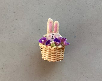 Broche de conejito en cesta hecho a mano, detalle floral de Pascua y primavera