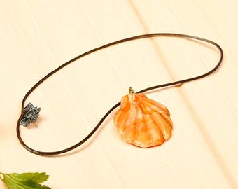 Ketting met grote oranje schelphanger: handgemaakte boho-sieraden, opvallende strandbedel, waxkoordbevestiging,