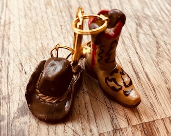 Porte-clés chapeaux et bottes de cow-girl fait main : breloque western en pâte polymère
