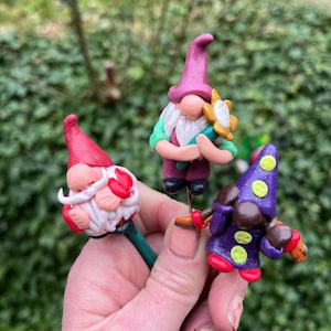 Adorno de maceta de gnomo de arcilla polimérica hecho a mano: un accesorio original para plantas o jardín.