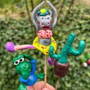 Divertidos adornos para macetas: hipopótamo, rana y cactus de arcilla polimérica.