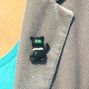 Chic black cat brooch pin - Handcrafted clay black cat accessory, Fashion 3D cat brooch, Small black cat charm gift for clothing or bags,
