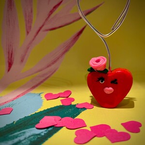 Joli porte-photos coeur rouge fraise, cadeau Saint Valentin, espace de rangement en argile, décoration de fête, charme en pâte polymère