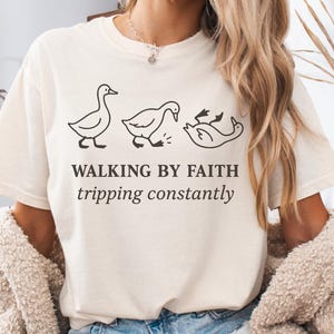 Comfort Colors® 信仰によって歩む、常につまずくTシャツ キリスト教聖書の一節グラフィックTシャツ 宗教アパレル 信仰シャツ おもしろグースTシャツ