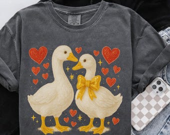 Comfort Colors® ラブグースシャツ、グースバレンタインTシャツ、シリーグースラブTシャツ、グースラバーズTシャツ、ロマンティックカップルトップ、バレンタインデーTシャツ