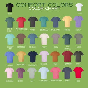 Puede incluir: Una carta de colores de camisetas en varios colores, incluyendo negro, blanco, rojo, azul, verde y morado. El texto "COMFORT COLORS COLOR CHART" est&aacute; en la parte superior. Cada camiseta est&aacute; etiquetada con su nombre de color.