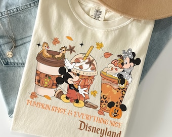 Camiseta Comfort Colors® con diseño de hojas otoñales de calabaza y Mickey y sus amigos, con ambiente otoñal de Disneyland Resort, camiseta para el viaje familiar de Halloween de Disney