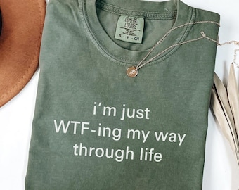 Comfort Colors® Lustiges sarkastisches WTF Shirt für Frauen Männer Ich bin nur WTF-ing meinen Weg durch das Leben Tee lustige Sprüche Geschenk für beste Freundin
