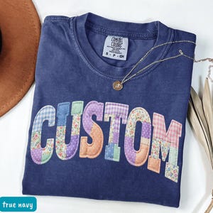 Comfort Colors® Personalisiertes Faux Patchwork Name Shirt Mama Shirt Geburtstagsgeschenk für ihre Mutter Geschenk Benutzerdefinierte Quilt Patchwork T-Shirt Kinder Name T-Shirt