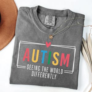Comfort Colors® Die Welt anders sehen Shirt Autismus Awareness Shirt Motivations Shirt Be Yourself T-Shirt Positivity Vibe Shirt