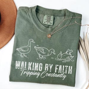 Comfort Colors® 信仰によって歩む、常につまずくTシャツ キリスト教聖書の一節グラフィックTシャツ 宗教アパレル 信仰シャツ おもしろグースTシャツ