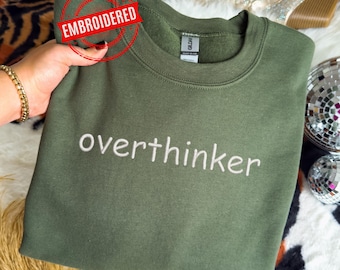 Camiseta bordada para personas que piensan demasiado. Camiseta divertida para quienes piensan demasiado. Camiseta para la concientización sobre la ansiedad. Camiseta de salud mental. Sudadera para personas que piensan demasiado.