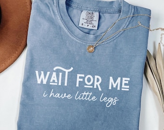 Camiseta Comfort Colors® Espere por mim, tenho pernas pequenas, camiseta engraçada, humor sarcástica, camiseta com citação engraçada, camiseta sarcasmo, camiseta da moda para mulheres