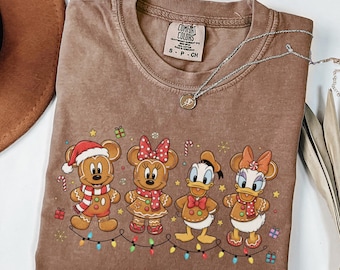 Camiseta navideña de Mickey y sus amigos de Comfort Colors® Camiseta navideña de Mickey y sus amigos de Mickey y sus amigos de Disney