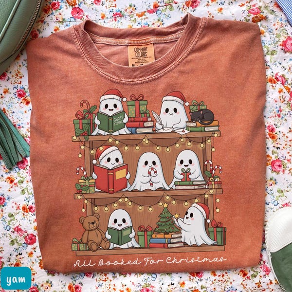 Maglietta con libro di fantasmi natalizi Comfort Colors® Maglietta con simpatico fantasma natalizio Libro di lettura di fantasmi Maglietta con libri di Natale Fantasma di Natale Regalo di Natale