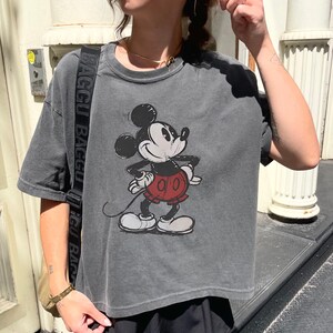 Retro Mickey Boxy-tröja Comfort Colors® Klassisk pose Musse Pigg-tröja i vintagestil Disney-tröja Disney-par-semester-tröja bild 2
