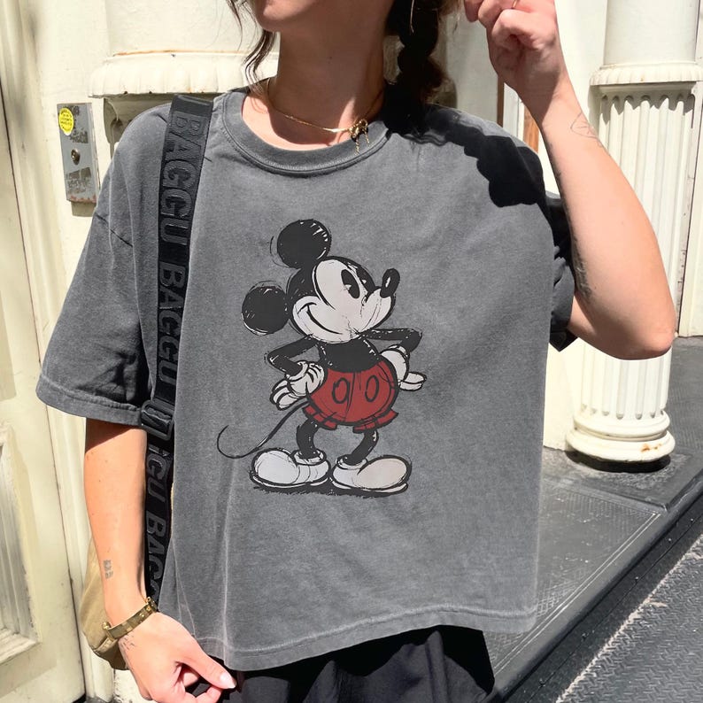 Retro Mickey Boxy-tröja Comfort Colors® Klassisk pose Musse Pigg-tröja i vintagestil Disney-tröja Disney-par-semester-tröja bild 2