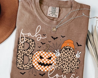 Camisa Comfort Colors® Fabulous Spooky Season Camisa de Halloween Linda Calabaza Fantasma Murciélago Camisa Retro Coquette Boo Camisa de Halloween de Moda para Mujer