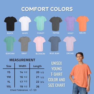Puede incluir: Una tabla de colores para camisetas unisex juveniles, con varios colores como negro, blanco y mel&oacute;n. La tabla incluye una gu&iacute;a de medidas con tallas y dimensiones en cm, y el texto "COMFORT COLORS". Una persona joven lleva una camiseta color mel&oacute;n.