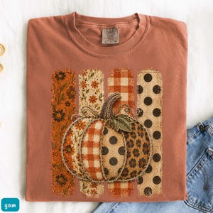 Herbstliches Patchwork-Shirt mit Kürbismotiv, Comfort Colors® Herbst-Thanksgiving-Shirt, Damen-Herbstshirt, Herbstgeschenk, Vintage-Kürbis-Shirt