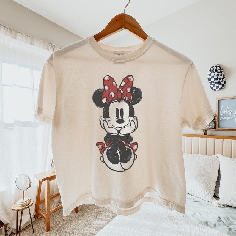 Camiseta retrô Minnie T-Boxy para viagem à Disneylândia Comfort Colors® Camiseta clássica da Minnie Mouse da Disney Camiseta combinando para a família nas férias da Disneylândia imagem 1