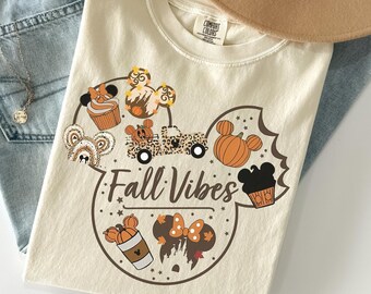 Camiseta Comfort Colors® con diseño de hojas otoñales de calabaza y Mickey y sus amigos, con ambiente otoñal de Disneyland Resort, camiseta para el viaje familiar de Halloween de Disney