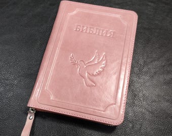 Biblia personalizada de cuero italiano con cremallera y encuadernación artesanal.